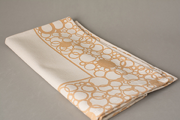 10. SERVILLETA AVANT GARDE DISEÑO BANDA BURBUJAS CRUDO:NARANJA