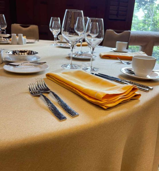 6. MANTEL YUTE PARAÍSO COLOR ORO JASPE