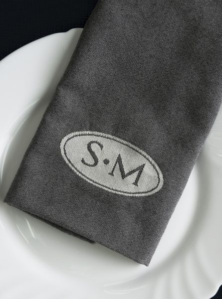 6. SERVILLETA AVANT GARDE DISEÑO SATIN CON LOGO TEJIDO SM CRUDO:NEGRO