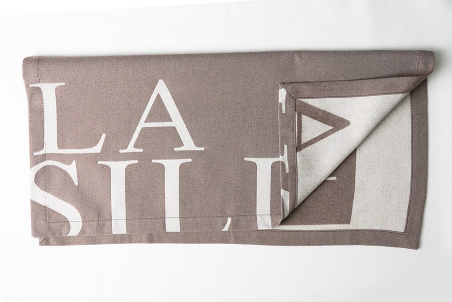 8. SERVILLETA AVANT GARDE DISEÑO SATIN CON LOGO TEJIDO LA SILLA CRUDO:CHOCOLATE